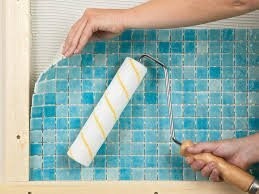 Насколько знаю, всякие картины и сложные узоры выкладывают готовыми полотнами. Ну или надо искать очень дешевого плиточника. Мелкая работа неспешная и дорого стоит.