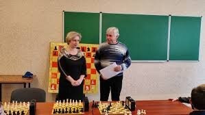 Вертикальные шахматы,вероятно, просто для демонстрации игры аудитории.
PS Трехмерные шахматы прикольнее.