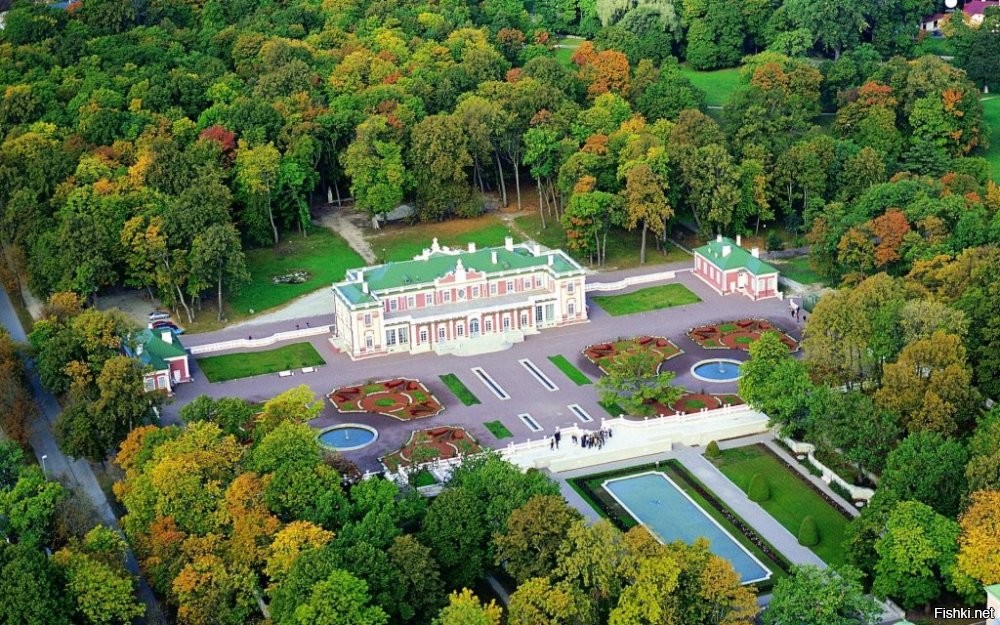 А ну тогда понятно. А то, я честно говоря не знал что это президентская резиденция. Вот под Питером "дача" у Путина хороша и еще пару десятков коттеджей там же.