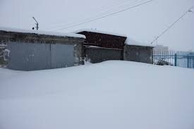 У нас возле гаражей похожая проблема. Каждый отгребает свои ворота, а куда снег девать? Правильно  - под соседские ворота,на дачу везти никто не хочет. Да и дач уже не осталось..