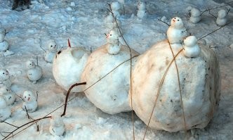 Снеговики, которых слепили очень оригинальные люди
