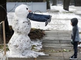 Снеговики, которых слепили очень оригинальные люди
