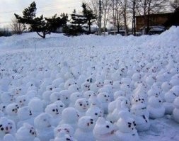 Снеговики, которых слепили очень оригинальные люди