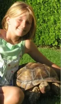 Сначала черепаха, которую девушка назвала Типтоу (Tiptoe, или "на цыпочках" с английского), сначала была размером с ладонь.(с)
Нихрена себе у кого-то ладонь...