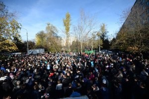 После убийства болельщика "Спартака" Егора Свиридова в декабре 2010го, "летучий митинг" у метро "Водный стадион", перерос в массовые беспорядки по всей Москве с опиз.д.ю.л.иванием всех черных, которые попадались на пути "митингующих"! Потом уже летом 2011го, еще один гамадрил, помахал ножом на овощебазе в Бирюлево...Тоже все переросло в массовое побоище с погромами и поджогами торговых точек!