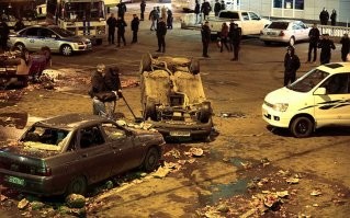 После убийства болельщика "Спартака" Егора Свиридова в декабре 2010го, "летучий митинг" у метро "Водный стадион", перерос в массовые беспорядки по всей Москве с опиз.д.ю.л.иванием всех черных, которые попадались на пути "митингующих"! Потом уже летом 2011го, еще один гамадрил, помахал ножом на овощебазе в Бирюлево...Тоже все переросло в массовое побоище с погромами и поджогами торговых точек!