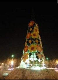 У нас в какой-то год поставили вот такое недоразумение. Народ возмущался и её убрали.