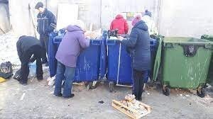 Хороший у вас магнит. А у нас магнит выбрасывает в контейнеры,которые закрывает на замок,и которые охранник сторожит, что бы никто просроченное печенье не утащил. 
Контейнеры потом на свалку вывозят. Некоторые продукты отправляют на зверофермы\свинарники,или возвращают производителю, который их возвращает в производство.
Конечно,бывает,что всё идет не по плану и народ гребет из помойки,сколько утащить успеет..