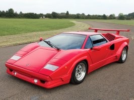 Знакомьтесь - Lamborghini Countach.
Вот мегагавно по удобству, но каков дизайн! Обзор из окон никакой, зеркало заднего вида не показывает ничего, только боковые, мясорубка на стекла (никакой электрики), а они опускаются жутко туго и плохо. В общем мотор замечательный, наружный вид прекрасен, но это худшее для передвижения.