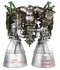 РД-170
806 т.с
начало разработки 1976 год
СССР
Разработанные в КБ «Энергомаш» четырехкамерные жидкотопливные двигатели РД-170 и их последующие модификации   самые мощные двигатели, работающие на жидком топливе. 
Тяга в вакууме   806,4 тс. 
Двигатель одной из его модификаций (РД-171М) оказался еще на 5% мощнее. 
С 1985 года РД-170 использовался для запуска ракеты «Зенит», а затем   «Зенит-3SL ".