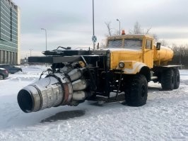Когда учился, у нас одна из батарей за плац отвечала.
Был негласный договор с работягами из аэропорта, если нужно плац очистить до асфальта от снега, перед большим разводом или строевым смотром - шли к ним с жидкой валютой и они приезжали на таком вот горыныче - 15-20 минут и все чисто-сухо.
Иногда с кусками вылетевшего асфальта