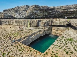 С глубиной автор соврал. Там скорее не 300, а 30. И не метров, а футов.
Вот, нашел несколько фото, где видно дно. Обратите внимание, две фотографии сделаны с одного места, но в разное время, а рисунок дна не изменился. Значит, это всё-таки дно, а не артефакт от волнения.