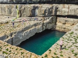 С глубиной автор соврал. Там скорее не 300, а 30. И не метров, а футов.
Вот, нашел несколько фото, где видно дно. Обратите внимание, две фотографии сделаны с одного места, но в разное время, а рисунок дна не изменился. Значит, это всё-таки дно, а не артефакт от волнения.