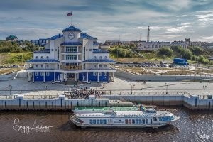 Речной вокзал Салехарда, наши дни.
Фото: Сергей Викторович Анисимов, действительный член Ямало-Ненецкого отделения Русского географического общества, участник фотоконкурса РГО «Самая красивая страна», автор шести фотоальбомов о Севере.