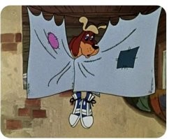 Там кеды были. 
А кроссовки и зимними бывают. 
Но лучше - трекинговые ботинки. :)