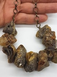 Не берите разную дешёвую ерунду с лотков и будет вам счастие. Если желаете реально хорошую вещь на долгую память, лучше брать в нормальном ювелином магазине. Или если с лотков, то необработанный, либо частично обработанный, но с человеком, который хоть немного разбирается в таких нюансах. Бывают очень недурные вещи, но и не дёшево. Вот такие например. Для меня лично вот такое даже более ценно и интереснее чем распиаренный королевский. И поверьте, смотрится очень эффектно.