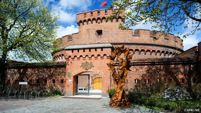 Только очень неумный человек может сказать о Музее янтаря в Калининграде "не очень" и сравнить его с двумя залами в Янтарном. Да, на комбинате музей неплох. Он более современный и визуально витрины оформлены в современном стиле и виде. Очень классный макет. Но он совсем не ровня Калининградскому просто даже в количестве экспонатов, я не говорю об исторической составляющей как экспонатов, так и здания. Музей янтаря располагает более 14 тысячами! экспонатов в 28 залах общей площадью более тысячи квадратных метров. Расположен в историческом здании "Башня Дона". Это часть оборонительного вала вокруг Кёнигсберга середины девятнадцатого века постройки. Во время штурма, гарнизон этой крепости последним сдался Красной армии, тем самым закончив штурм города-крепости и Василевский именно на ней приказал водрузить знамя Победы. Сам музей отличный. Я, родившаяся и живущая тут, не раз посещала музей и всегда с удовольствием. Помимо постоянной экспозиции, там всегда проводят новые выставки исторических артефактов или современных ювелиров, художников.
 Вот для сравнения фото. Первое как раз водружение знамени. Далее вид современного Музея. Мои два фото - внутренний дворик и один из экспонатов. А последние два фото это  п. Янтарный.
 И ещё немаловажный нюанс. Посещение музея в Янтарном стоило в этом году ... 1500 р. На одного.  В Музее янтаря Калиниграда : взрослый - 350 руб., студенческий - 250 руб., школьный, пенсионный - 150 руб. Семейный билет - 700 руб. (2 взрослых + школьник + дошкольник).