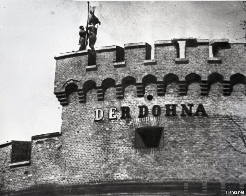 Только очень неумный человек может сказать о Музее янтаря в Калининграде "не очень" и сравнить его с двумя залами в Янтарном. Да, на комбинате музей неплох. Он более современный и визуально витрины оформлены в современном стиле и виде. Очень классный макет. Но он совсем не ровня Калининградскому просто даже в количестве экспонатов, я не говорю об исторической составляющей как экспонатов, так и здания. Музей янтаря располагает более 14 тысячами! экспонатов в 28 залах общей площадью более тысячи квадратных метров. Расположен в историческом здании "Башня Дона". Это часть оборонительного вала вокруг Кёнигсберга середины девятнадцатого века постройки. Во время штурма, гарнизон этой крепости последним сдался Красной армии, тем самым закончив штурм города-крепости и Василевский именно на ней приказал водрузить знамя Победы. Сам музей отличный. Я, родившаяся и живущая тут, не раз посещала музей и всегда с удовольствием. Помимо постоянной экспозиции, там всегда проводят новые выставки исторических артефактов или современных ювелиров, художников.
 Вот для сравнения фото. Первое как раз водружение знамени. Далее вид современного Музея. Мои два фото - внутренний дворик и один из экспонатов. А последние два фото это  п. Янтарный.
 И ещё немаловажный нюанс. Посещение музея в Янтарном стоило в этом году ... 1500 р. На одного.  В Музее янтаря Калиниграда : взрослый - 350 руб., студенческий - 250 руб., школьный, пенсионный - 150 руб. Семейный билет - 700 руб. (2 взрослых + школьник + дошкольник).