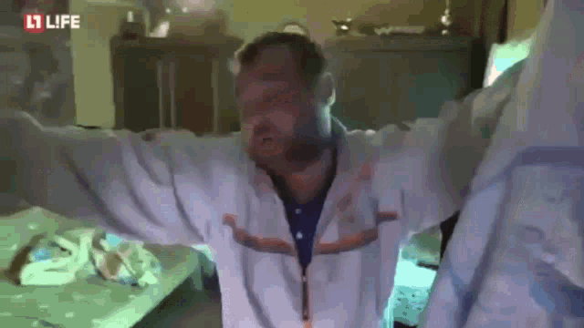 Серый вообще наглый , их ругают а ему ...