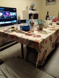 Вот, в данный момент такого типа стол накрыт! Только посередине есть место для журналов и всякой фигни. Сколько ему лет-хз, но меньше чем сегодня мне исполнилось!
И выкидывать его я не собираюсь!
