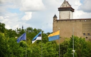 Эстонский город Нарва. Справа флаг города, НЕ УКРАИНСКИЙ флаг.