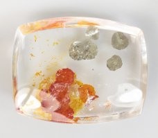 Кварц с различными включениями гораздо интереснее янтаря.
