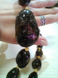 Да фигню разную. Косметику, лак для разных покрытий, изолируют провода, в сельском хозяйстве для семян чёт химичат, лекарства разные. Самое важное, возможно вас заинтересует, антипохмельные таблеточки из янтарной кислоты. Сейчас уже разрабатывают новые методы использования, например как присадку к топливу и антобледенитель. Фигню разную, как я написала. И нафиг вообще его там ковыряют?