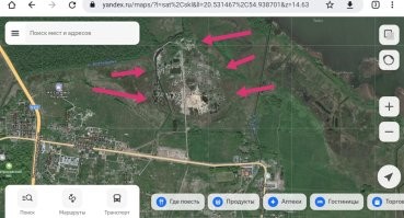Без штанов хоть сегодня. Есть купающиеся. Сейчас штиль, прият6ая погодка, правда без солнышка. Но загар нам не важен, правда?))) 
 Глубина некоторых вот этих ям при разработке доходила до 20-30 метров. Но большинство всего около 10 и меньше. Всё равно добыча была очень продуктивная. Толпы, просто толпы таких старателей по всему району шоркались. Их задерживали, устраивали облавы, конфисковывали обрудование, но на  следущий день они снова точали в яме. Прибыли, особенно по первости, были очень весомые. Смотрите как это выглядит со спутника. Скопления ям указала стрелками. Те, что внизу, на втором скрине как раз у меня на фото.  И это уже через несколько лет после полной остановки разработок и частичного засыпания, разравнивания.