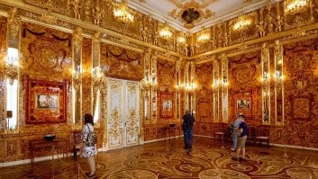 Так сделали же.  К 300-летию Санкт-Петербурга. Тоже необыкновенное чудо и даже более сложное, чем у первых мастеров. Ведь надо было повторять те работы, сохранять стиль и прочее.