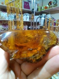 Да фигню разную. Косметику, лак для разных покрытий, изолируют провода, в сельском хозяйстве для семян чёт химичат, лекарства разные. Самое важное, возможно вас заинтересует, антипохмельные таблеточки из янтарной кислоты. Сейчас уже разрабатывают новые методы использования, например как присадку к топливу и антобледенитель. Фигню разную, как я написала. И нафиг вообще его там ковыряют?