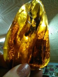 Да фигню разную. Косметику, лак для разных покрытий, изолируют провода, в сельском хозяйстве для семян чёт химичат, лекарства разные. Самое важное, возможно вас заинтересует, антипохмельные таблеточки из янтарной кислоты. Сейчас уже разрабатывают новые методы использования, например как присадку к топливу и антобледенитель. Фигню разную, как я написала. И нафиг вообще его там ковыряют?