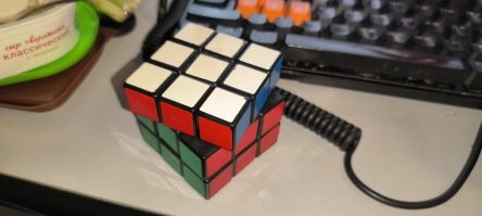 У меня скоростной кубик-рубика от фирмы Ган, чемпионский, что собираю примерно за минуту - не знаю оптимальные алгоритмы, ведь чемпион собирает за 5 секунд.

Мой путь начался в 10 лет, году в 1986-м, отец привез его из Венгрии (мистер Эрне Рубик венгр). Я попытался, но забросил на год. В 1987-м я решил собрать головоломку, поскольку все Жюль-Верны прочтены, а по телеку уныло. Бился 2 месяца. Потом был сон, что если из последней фигуры сделать вот такие движения, то он сложится. Так сладко было просыпаться с мыслью о хорошем сне, и знать, что сон - это только сон. А рядом на табуретке стоял собранный кубик. С тех пор как на велосипеде - я умею его собирать, я понимаю куда идет каждая его часть, но у меня есть задача по получении нужного куба в нужной точке, а оптимум собрать все в нужных точках за минимум движений. Я не умею. Я купил себе самый дорогой на тот момент за 100 долларов, он летает в пальцах, но раз в пару месяцев я достаю оригинальный кубик (надпись рубик стерлась от пальцев) и вспоминаю отца, что сделал мне этот подарок.