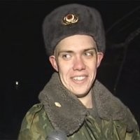 Кот бесстрашно спрыгнул с опоры ЛЭП, увидев спасателя