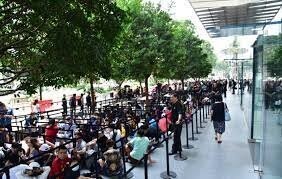 Вот настоящая очередь за айфонами..