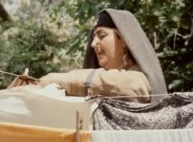 Посмотрел. Памятник не безобразен и не уродлив, сделан не через жопу, на легендарную крипотную Аленку не тянет, но такое ощущение, что это вот с неё ваялось, только ей лет двадцать возраста накинули. См комедийное кино "Самолет летит в Россию", там женщина скорбит о развешанном белье, которое какие-то пробегающие идиоты уронили, оторвав веревку, и протоптались по нему ногами, и ей пришлось перестирывать и вешать всё заново.
Видимо, скульптор был просто какой-то гражданин с востока. Ну и изваял по принципу я художник, я так вижу.
Но это у неё явно чадра какая-то, а не платок. К месту ли такое облачение там - трудно сказать. Может и ничего, воюющий СССР был многонациональный и с разными конфессиями и одеждами.