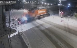 Зачем срать фотками с "других аварий"???? Лять!! как журналист, лиш бы эфир засрать картинкой