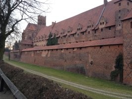 Это один из немногих замков, которым повезло. Так как это были прусские земли подаренные пшекам Сталиным, то вшивые пшеки разбирали замки по кирпичам(кирпичи то старинные) типа в наказание немцам за вторую мировую и везли эти самые кирпичи на восстановление варшавы и прочих пшекских городищ. Так что это варшава новодел из прусских кирпичей. А ещё там есть интересный памятник. Это типа магистры ордена. До 45-го года у каждого в руке был меч. Когда наши взяли замок, а это на самом деле было довольно сильно укреплённое место и защищали его ссовцы, то бойцы поотрубали руки с оружием. Чисто символически. Вот, тип того, что мы победили и не носить вам больше оружия. Часть замки восстановлена уже новыми кирпичами. Например на снимке видно более светлые кирпичи. Это новые. В эти места прилетали снаряды. Причем не только наши. А вообще тут моно целую простыню написать про этот замок . Там самая большая в мире коллекция янтаря. В общем много чего интересного. То что написано в этой статье автором  это одна тысячная того что можно про этот замок рассказать.