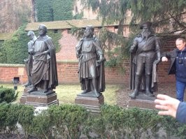 Это один из немногих замков, которым повезло. Так как это были прусские земли подаренные пшекам Сталиным, то вшивые пшеки разбирали замки по кирпичам(кирпичи то старинные) типа в наказание немцам за вторую мировую и везли эти самые кирпичи на восстановление варшавы и прочих пшекских городищ. Так что это варшава новодел из прусских кирпичей. А ещё там есть интересный памятник. Это типа магистры ордена. До 45-го года у каждого в руке был меч. Когда наши взяли замок, а это на самом деле было довольно сильно укреплённое место и защищали его ссовцы, то бойцы поотрубали руки с оружием. Чисто символически. Вот, тип того, что мы победили и не носить вам больше оружия. Часть замки восстановлена уже новыми кирпичами. Например на снимке видно более светлые кирпичи. Это новые. В эти места прилетали снаряды. Причем не только наши. А вообще тут моно целую простыню написать про этот замок . Там самая большая в мире коллекция янтаря. В общем много чего интересного. То что написано в этой статье автором  это одна тысячная того что можно про этот замок рассказать.
