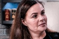 Фильтры, фотошоп, тонна гримма... 
Без дополнительных фокусов она выглядит на свой возраст.


Но одно время она просто в экран не влезала, а сейчас похудела, и это непросто - это уже её заслуга.