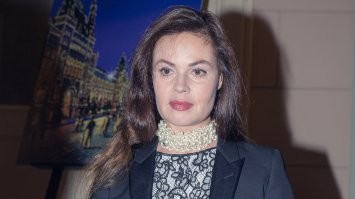 На свой возраст она выглядит, грим скрывает все в прямом эфире и фотошоп!)