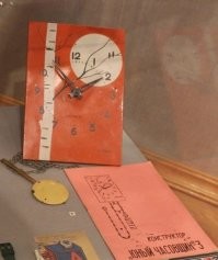 Я в детстве (первая половина 80-х) собирал такие :)
Даже почти год проработали. Правда врали безбожно: уж не знаю что на них влияло, но сегодня могли спешить, а завтра - отставать )))) Отрегулировать было невозможно :)
А потом вообще отказались ходить - металл осей был мягким, всё разболталось и они умерли....