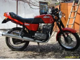 Как только ради дешевых понтов, не издевались над ЯВА 638! Уродывали как могли! Задирали задницы, расстопыривали глушаки, делали "литые" обода! Видел даже ЯВУ с приборной панелью от "запора"! Ужас!