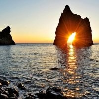 А еще такая скала есть в Крыму. Арка "Золотые ворота"