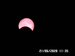 "...то Джек опаздывал на пару минут (к арке надо ехать на автомобиле, а потом около часа идти пешком) и не успевал поймать путь светила в объектив."
То есть приехать заранее, ну совсем никак нельзя было, особенно если это фото ему настолько было важно?! Значит не очень-то ему и хотелось. Те, кому реально надо поймать редкий кадр утром, вообще с вечера на место приезжают и там ночуют. А так, это "надо ехать на автомобиле и топать пешком" звучит как отговорка. Кто хочет - ищет способ, кто не хочет - причину.
Помню, когда фоткал солнечное затмение. Так я на крышу вылез чуть ли не за час до события. Мало ли какой форс-мажор произойдёт. И он всё-таки произошёл в виде облачности, которая как раз попёрла именно в момент затмения.
Или редкий кадр где месяц, Муркурий и Венера на восходе. Смог же когда захотел!