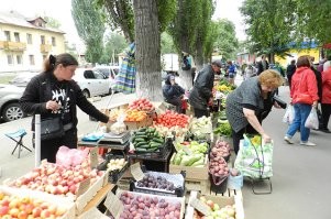 Либо по низкой цене, но всё сразу
Либо договаривайтесь о реализации с магазинами шаговой доступности, с ресторанами, 
С розничными сетями минуя посредников, 
ну или открывайте розничные точки на своей земле.