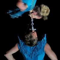 Ну да, ну да...
А акробаты в цирке и на шее висят, и на зубах, и на волосах.