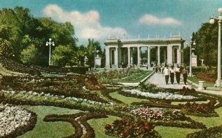 Любимый парк Горького , Алма-Ата . Ехх помню раньше по 2 раза через него ходил , вход там был платный а я просто так проходил потому что все знали что я иду к бабушке на многоводную а через парк это самая короткая дорога а зимой я постоянно ходил на каток , стадион заливали каждую зиму .