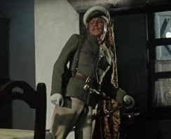 Ну, про часы тов. Сухова только ленивый не писал. Это т.н. "траншейные часы", переделанные из карманных. В Первую мировую это была очень популярная тема; военные вдруг обнаружили, что на передовой пользоваться привычными карманными часами неудобно и стали приспосабливать их для ношения на запястье, припаивая к корпусу проушины для ремешка, либо вставляя их в специально сшитый браслет, по типу напульсника. Так что здесь всё исторически верно. Кстати, насколько я помню, в фильме использовались настоящие "траншейные часы", правда неисправные. 

Подпоручик с катаной будет куда интереснее.  Кстати, читал на каком-то историческом форуме, что это тоже не хохма режиссёра, такое вполне могло быть в реальности.