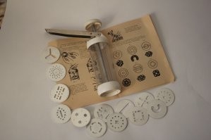 пёк печенье дома и на ярмарке в школе продал в далеком 1990 году