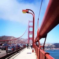 Golden Gate Bridge. Велосипедистов просят держаться ближе к проезжей части, пешеходов - ближе к внешней стороне. Что не так?
Если какой-то чудик решил пролезть между оградой и осветительным столбом, это его проблемы.